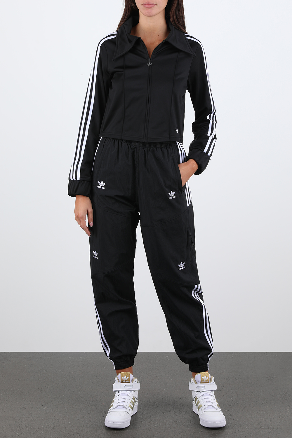 מכנסי טרנינג עם פסים בצדדים בגוון שחור